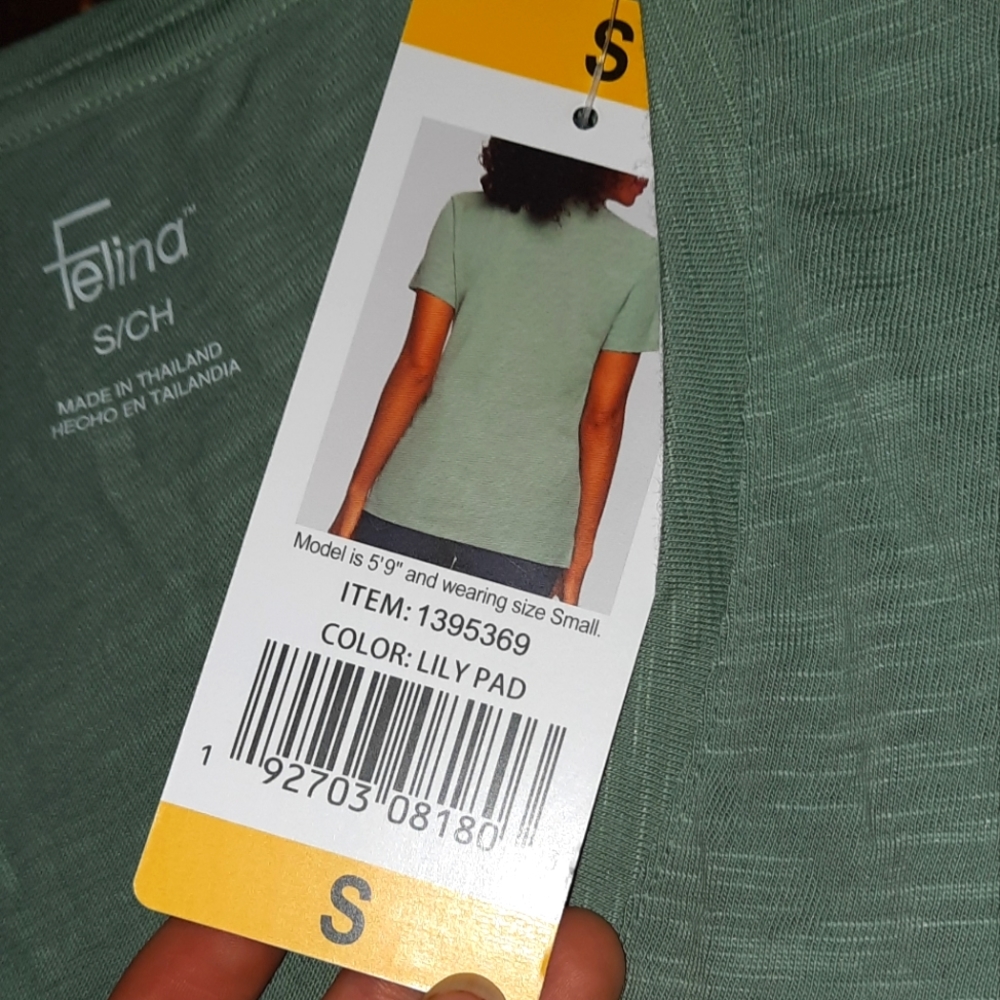 🍀3/15 🆕️ Woman's Light Green Tee-shirt - Picture 5 of 8